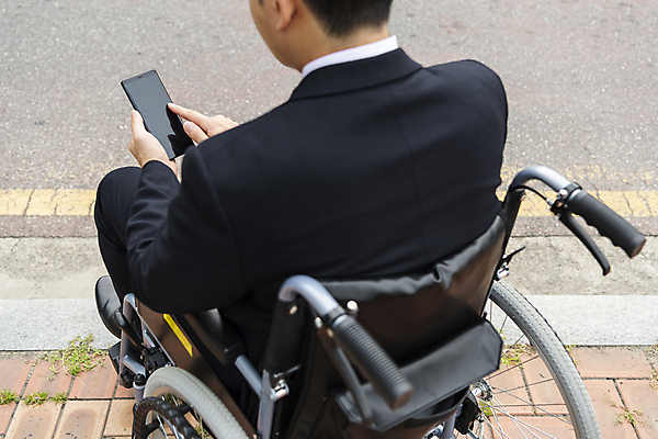 포토 JPG 주간 남자 비즈니스 한명 들기 앉기 정장 상반신 20대 성인 야외 뒷모습 비즈니스라이프 스마트폰 터치 한국인 비즈니스맨 기다림 장애인 사회복지 휠체어 장애 성인남자한명만 장애인취업 국내포토 자연요소 1 라이프스타일 옷 뷰포인트 모션 사람 동양인 청년 핸드폰 스마트기기 직장인 복지 남자한명만 성인남자만 파일형식