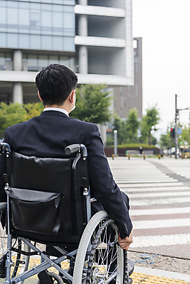 포토 JPG 주간 남자 비즈니스 마스크 한명 앉기 정장 상반신 20대 성인 야외 건물 뒷모습 아웃포커스 비즈니스라이프 한국인 비즈니스맨 기다림 횡단보도 장애인 사회복지 휠체어 장애 성인남자한명만 장애인취업 국내포토 자연요소 1 라이프스타일 건축물 옷 뷰포인트 모션 촬영기법 사람 동양인 청년 직장인 보행로 복지 남자한명만 성인남자만 파일형식