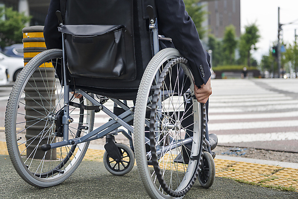 포토 JPG 주간 남자 비즈니스 한명 앉기 정장 20대 성인 야외 뒷모습 아웃포커스 비즈니스라이프 한국인 하반신 잡기 비즈니스맨 기다림 횡단보도 장애인 사회복지 휠체어 장애 성인남자한명만 장애인취업 국내포토 자연요소 1 라이프스타일 옷 뷰포인트 모션 촬영기법 사람 동양인 청년 직장인 보행로 복지 남자한명만 성인남자만 파일형식