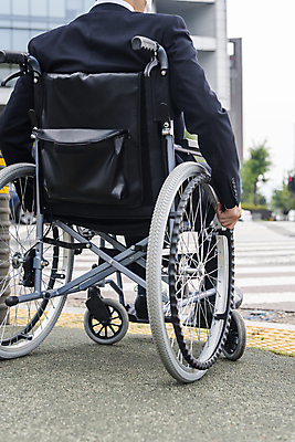 포토 JPG 주간 남자 비즈니스 한명 앉기 정장 상반신 20대 성인 야외 뒷모습 아웃포커스 비즈니스라이프 한국인 잡기 비즈니스맨 기다림 횡단보도 장애인 사회복지 휠체어 장애 성인남자한명만 장애인취업 국내포토 자연요소 1 라이프스타일 옷 뷰포인트 모션 촬영기법 사람 동양인 청년 직장인 보행로 복지 남자한명만 성인남자만 파일형식