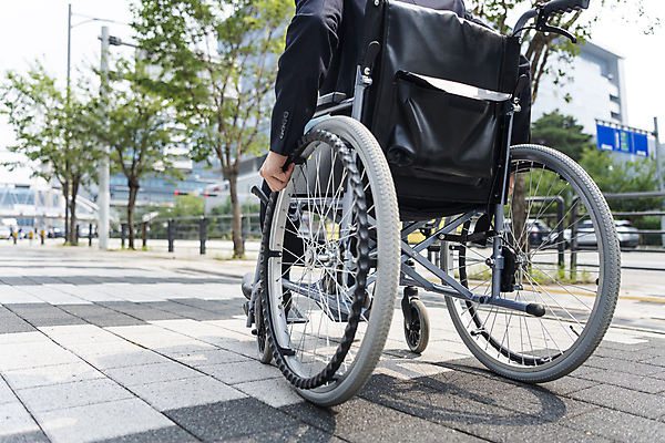 포토 JPG 주간 남자 이동 비즈니스 한명 앉기 정장 상반신 20대 성인 야외 뒷모습 비즈니스라이프 한국인 잡기 비즈니스맨 장애인 사회복지 휠체어 오르기 오르막 장애 힘듦 성인남자한명만 장애인취업 국내포토 자연요소 1 라이프스타일 옷 뷰포인트 컨셉 모션 사람 동양인 청년 직장인 복지 남자한명만 성인남자만 파일형식