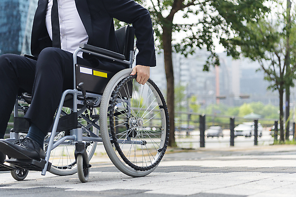 포토 JPG 주간 전신 남자 이동 비즈니스 한명 앉기 정장 20대 성인 야외 옆모습 아웃포커스 비즈니스라이프 한국인 잡기 비즈니스맨 장애인 사회복지 휠체어 오르기 오르막 장애 힘듦 성인남자한명만 장애인취업 국내포토 자연요소 1 라이프스타일 옷 뷰포인트 컨셉 모션 촬영기법 사람 동양인 청년 직장인 복지 남자한명만 성인남자만 파일형식