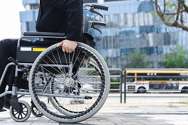 포토 JPG 주간 남자 이동 비즈니스 버스 한명 앉기 정장 상반신 20대 성인 야외 옆모습 비즈니스라이프 한국인 잡기 비즈니스맨 장애인 사회복지 휠체어 오르기 오르막 장애 힘듦 성인남자한명만 장애인취업 국내포토 자연요소 1 라이프스타일 옷 육상교통 뷰포인트 컨셉 모션 대중교통 사람 동양인 청년 직장인 복지 남자한명만 성인남자만 파일형식