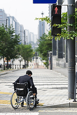 포토 JPG 주간 전신 남자 이동 비즈니스 한명 앉기 정장 20대 성인 야외 뒷모습 비즈니스라이프 한국인 비즈니스맨 보행로 횡단보도 신호등 장애인 사회복지 휠체어 장애 성인남자한명만 장애인취업 국내포토 자연요소 1 라이프스타일 옷 길 뷰포인트 컨셉 모션 사람 동양인 청년 직장인 복지 남자한명만 성인남자만 파일형식