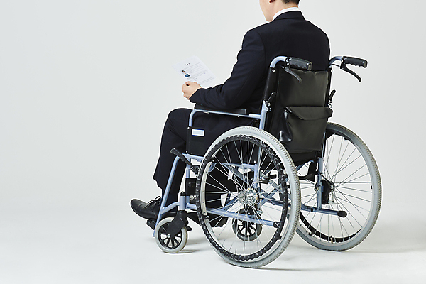 포토 JPG 스튜디오촬영 전신 응시 남자 비즈니스 실내 한명 앉기 정장 20대 성인 뒷모습 비즈니스라이프 한국인 구직 잡기 비즈니스맨 장애인 휠체어 흰배경 이력서 장애 성인남자한명만 장애인취업 취업지원 국내포토 1 라이프스타일 시선 옷 뷰포인트 백그라운드 컨셉 모션 사람 동양인 청년 내부 흰색 직장인 지원 남자한명만 성인남자만 파일형식