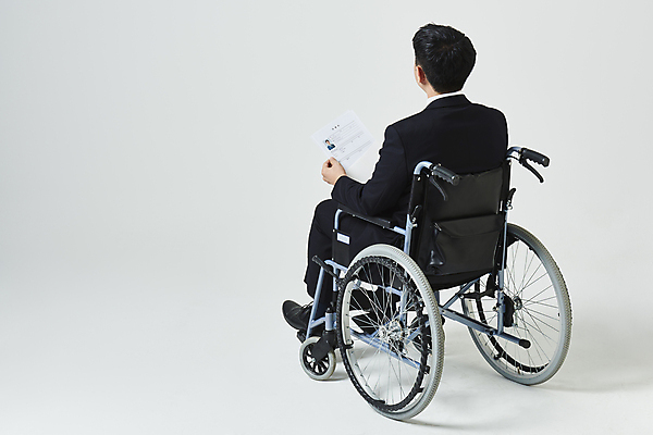 포토 JPG 스튜디오촬영 전신 남자 비즈니스 실내 한명 앉기 정장 20대 성인 뒷모습 비즈니스라이프 한국인 구직 잡기 비즈니스맨 장애인 휠체어 흰배경 이력서 장애 성인남자한명만 장애인취업 취업지원 국내포토 1 라이프스타일 옷 뷰포인트 백그라운드 컨셉 모션 사람 동양인 청년 내부 흰색 직장인 지원 남자한명만 성인남자만 파일형식