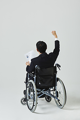 포토 JPG 스튜디오촬영 전신 남자 비즈니스 실내 한명 앉기 정장 20대 성인 뒷모습 비즈니스라이프 파이팅 희망 주먹 한국인 구직 잡기 비즈니스맨 장애인 휠체어 흰배경 이력서 장애 성인남자한명만 장애인취업 취업지원 국내포토 1 라이프스타일 옷 감정 뷰포인트 백그라운드 컨셉 모션 사람 동양인 청년 내부 흰색 직장인 지원 남자한명만 성인남자만 파일형식