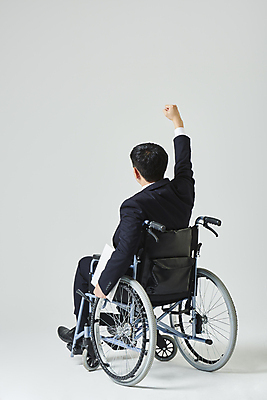 포토 JPG 스튜디오촬영 전신 남자 비즈니스 실내 한명 들기 앉기 정장 20대 성인 뒷모습 비즈니스라이프 파이팅 희망 주먹 한국인 구직 비즈니스맨 장애인 휠체어 흰배경 이력서 장애 성인남자한명만 장애인취업 취업지원 국내포토 1 라이프스타일 옷 감정 뷰포인트 백그라운드 컨셉 모션 사람 동양인 청년 내부 흰색 직장인 지원 남자한명만 성인남자만 파일형식