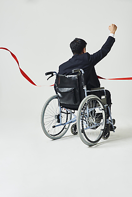 포토 JPG 스튜디오촬영 전신 남자 비즈니스 성공 실내 한명 앉기 정장 20대 성인 뒷모습 비즈니스라이프 희망 주먹 한국인 비즈니스맨 장애인 휠체어 흰배경 통과 결승점 장애 결승끈 성인남자한명만 장애인취업 국내포토 1 라이프스타일 옷 감정 뷰포인트 백그라운드 컨셉 모션 사람 동양인 청년 내부 흰색 직장인 결승선 결승 남자한명만 성인남자만 파일형식