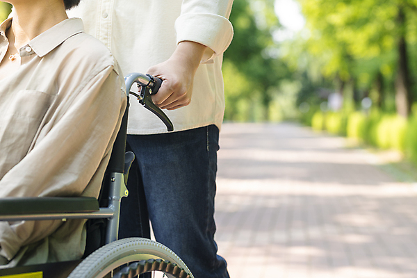 포토 JPG 주간 라이프스타일 공원 여자 남자 이동 상반신 20대 성인 야외 두명 옆모습 아웃포커스 산책 산책로 한국인 환자 잡기 장애인 사회복지 휠체어 요양 보호자 장애 비장애인 성인만 국내포토 자연요소 공공시설 길 뷰포인트 컨셉 의학 모션 휴식 촬영기법 사람 동양인 청년 생활 간호 복지 파일형식