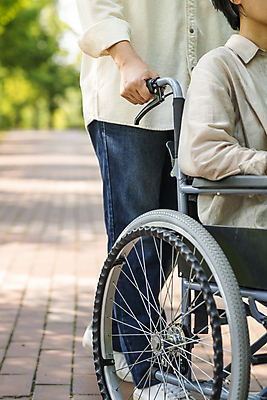 포토 JPG 주간 라이프스타일 공원 여자 남자 이동 상반신 20대 성인 야외 두명 옆모습 아웃포커스 걷기 산책 산책로 한국인 환자 하반신 잡기 장애인 사회복지 휠체어 요양 보호자 장애 비장애인 성인만 국내포토 자연요소 공공시설 길 뷰포인트 컨셉 의학 모션 휴식 촬영기법 사람 동양인 청년 생활 간호 복지 파일형식