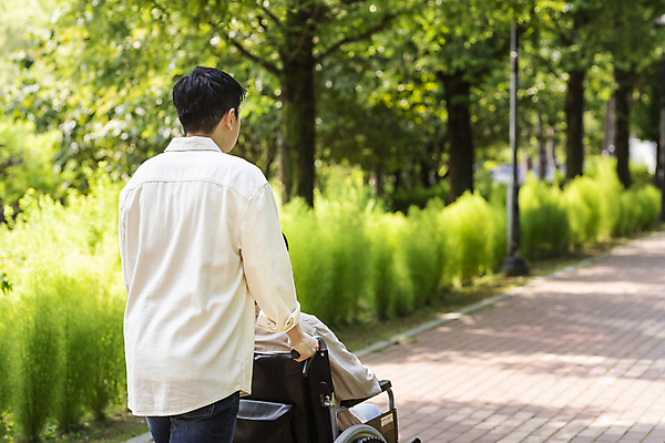 포토 JPG 주간 라이프스타일 공원 여자 남자 이동 상반신 20대 성인 야외 두명 뒷모습 아웃포커스 걷기 산책 산책로 한국인 환자 잡기 장애인 사회복지 휠체어 요양 보호자 장애 비장애인 성인만 국내포토 자연요소 공공시설 길 뷰포인트 컨셉 의학 모션 휴식 촬영기법 사람 동양인 청년 생활 간호 복지 파일형식