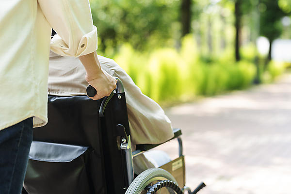 포토 JPG 주간 라이프스타일 공원 여자 남자 이동 상반신 20대 성인 야외 두명 뒷모습 아웃포커스 산책 산책로 한국인 환자 잡기 장애인 사회복지 휠체어 요양 보호자 장애 비장애인 성인만 국내포토 자연요소 공공시설 길 뷰포인트 컨셉 의학 모션 휴식 촬영기법 사람 동양인 청년 생활 간호 복지 파일형식