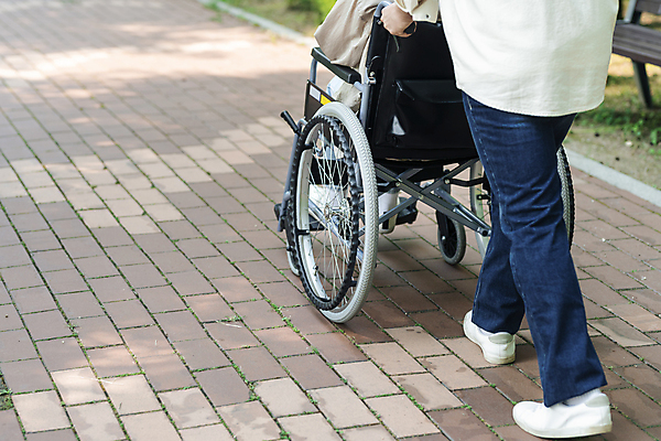 포토 JPG 주간 라이프스타일 공원 여자 남자 이동 앉기 상반신 20대 성인 야외 두명 뒷모습 걷기 산책 산책로 한국인 환자 하반신 잡기 장애인 사회복지 휠체어 요양 보호자 장애 비장애인 성인만 국내포토 자연요소 공공시설 길 뷰포인트 컨셉 의학 모션 휴식 사람 동양인 청년 생활 간호 복지 파일형식