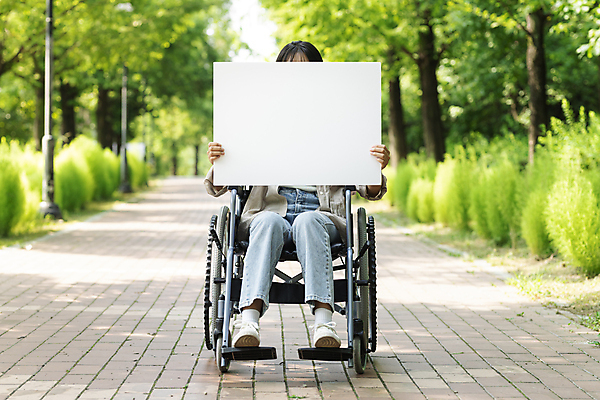 포토 JPG 주간 전신 라이프스타일 배너 공원 여자 사각프레임 한명 들기 앉기 20대 성인 야외 앞모습 한국인 환자 장애인 사회복지 휠체어 장애 성인여자한명만 국내포토 자연요소 1 공공시설 뷰포인트 의학 모션 프레임 사람 동양인 청년 생활 사각형 복지 여자한명만 성인여자만 파일형식