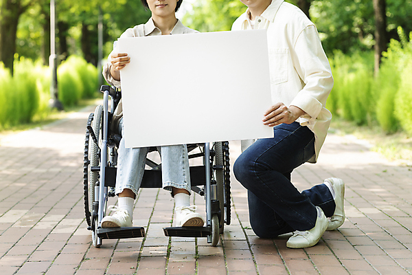 포토 JPG 주간 전신 라이프스타일 배너 공원 여자 남자 사각프레임 함께함 들기 앉기 20대 성인 야외 두명 앞모습 한국인 환자 잡기 무릎꿇기 장애인 사회복지 휠체어 요양 보호자 장애 비장애인 성인만 국내포토 자연요소 공공시설 뷰포인트 컨셉 의학 모션 프레임 사람 동양인 청년 생활 사각형 간호 복지 파일형식