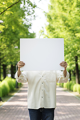 포토 JPG 주간 나무 라이프스타일 배너 공원 남자 사각프레임 한명 들기 상반신 20대 성인 야외 앞모습 아웃포커스 한국인 보호자 비장애인 성인남자한명만 카피스페이스 국내포토 자연요소 식물 1 공공시설 뷰포인트 모션 프레임 촬영기법 사람 동양인 청년 생활 사각형 공백 남자한명만 성인남자만 파일형식