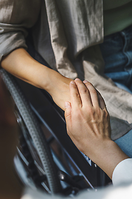 포토 JPG 주간 라이프스타일 손 여자 함께함 한명 앉기 상반신 20대 성인 야외 옆모습 신체부위 손잡기 한국인 환자 소프트포커스 장애인 사회복지 휠체어 요양 보호자 장애 감싸기 성인여자한명만 국내포토 자연요소 1 뷰포인트 컨셉 의학 모션 촬영기법 사람 동양인 청년 생활 간호 복지 여자한명만 성인여자만 파일형식