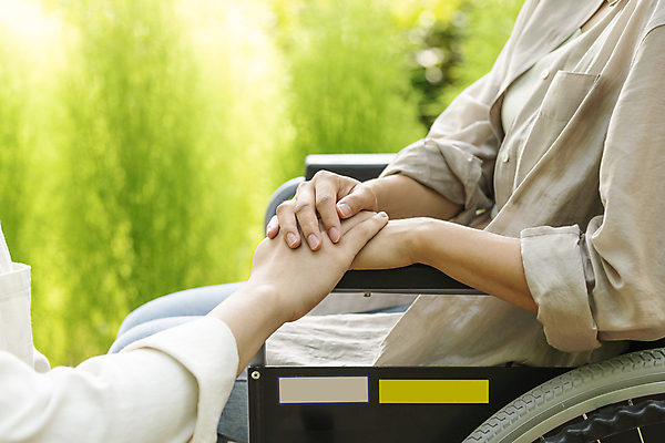 포토 JPG 주간 라이프스타일 손 여자 함께함 한명 앉기 상반신 20대 성인 야외 옆모습 신체부위 손잡기 한국인 환자 장애인 사회복지 휠체어 요양 보호자 장애 성인여자한명만 국내포토 자연요소 1 뷰포인트 컨셉 의학 모션 사람 동양인 청년 생활 간호 복지 여자한명만 성인여자만 파일형식