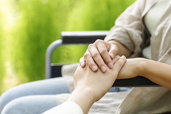 포토 JPG 주간 라이프스타일 손 여자 함께함 한명 앉기 상반신 20대 성인 야외 옆모습 아웃포커스 신체부위 손잡기 한국인 환자 장애인 사회복지 휠체어 요양 보호자 장애 성인여자한명만 국내포토 자연요소 1 뷰포인트 컨셉 의학 모션 촬영기법 사람 동양인 청년 생활 간호 복지 여자한명만 성인여자만 파일형식