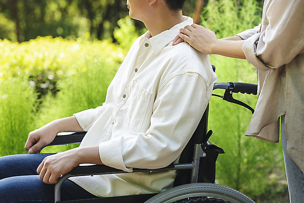 포토 JPG 주간 라이프스타일 공원 여자 남자 앉기 상반신 20대 성인 야외 두명 옆모습 아웃포커스 감상 한국인 환자 장애인 사회복지 휠체어 요양 보호자 장애 비장애인 성인만 어깨에손 국내포토 자연요소 공공시설 뷰포인트 의학 모션 촬영기법 사람 동양인 청년 생활 간호 복지 파일형식