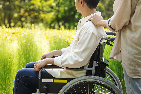 포토 JPG 주간 라이프스타일 공원 여자 남자 앉기 상반신 20대 성인 야외 두명 옆모습 아웃포커스 감상 한국인 환자 장애인 사회복지 휠체어 요양 보호자 장애 비장애인 성인만 어깨에손 국내포토 자연요소 공공시설 뷰포인트 의학 모션 촬영기법 사람 동양인 청년 생활 간호 복지 파일형식