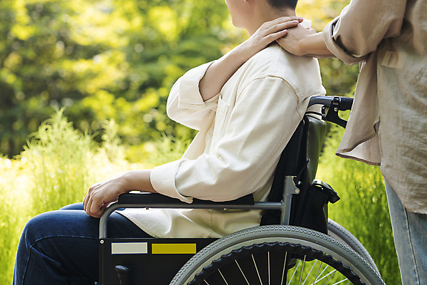 포토 JPG 주간 라이프스타일 공원 여자 남자 앉기 상반신 20대 성인 야외 두명 옆모습 아웃포커스 한국인 환자 장애인 사회복지 휠체어 요양 보호자 장애 감싸기 비장애인 성인만 어깨에손 국내포토 자연요소 공공시설 뷰포인트 의학 모션 촬영기법 사람 동양인 청년 생활 간호 복지 파일형식