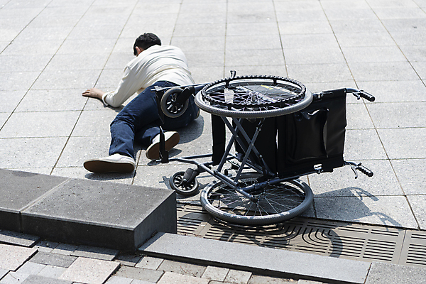포토 JPG 주간 전신 라이프스타일 공원 남자 한명 20대 성인 야외 뒷모습 계단 한국인 환자 위험 장애인 사건 사회복지 휠체어 장애 넘어짐 성인남자한명만 쓰러짐 국내포토 자연요소 1 공공시설 뷰포인트 컨셉 의학 모션 사람 동양인 청년 생활 복지 남자한명만 성인남자만 파일형식