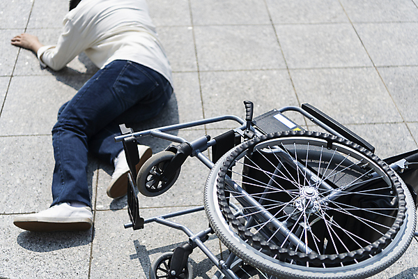 포토 JPG 주간 전신 라이프스타일 공원 남자 한명 20대 성인 야외 뒷모습 한국인 환자 위험 장애인 사건 사회복지 휠체어 장애 넘어짐 성인남자한명만 쓰러짐 국내포토 자연요소 1 공공시설 뷰포인트 컨셉 의학 모션 사람 동양인 청년 생활 복지 남자한명만 성인남자만 파일형식