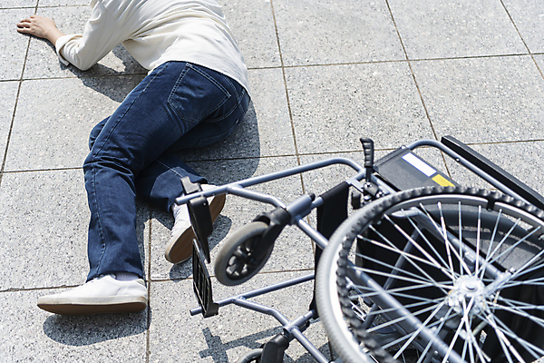 포토 JPG 주간 라이프스타일 공원 남자 한명 상반신 20대 성인 야외 뒷모습 한국인 환자 위험 장애인 사건 사회복지 휠체어 장애 넘어짐 성인남자한명만 쓰러짐 국내포토 자연요소 1 공공시설 뷰포인트 컨셉 의학 모션 사람 동양인 청년 생활 복지 남자한명만 성인남자만 파일형식