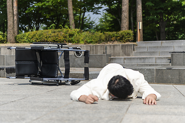 포토 JPG 주간 라이프스타일 공원 남자 한명 상반신 20대 성인 야외 앞모습 계단 한국인 환자 위험 장애인 사건 관목 사회복지 휠체어 장애 넘어짐 성인남자한명만 쓰러짐 국내포토 자연요소 나무 1 공공시설 뷰포인트 컨셉 의학 모션 사람 동양인 청년 생활 복지 남자한명만 성인남자만 파일형식