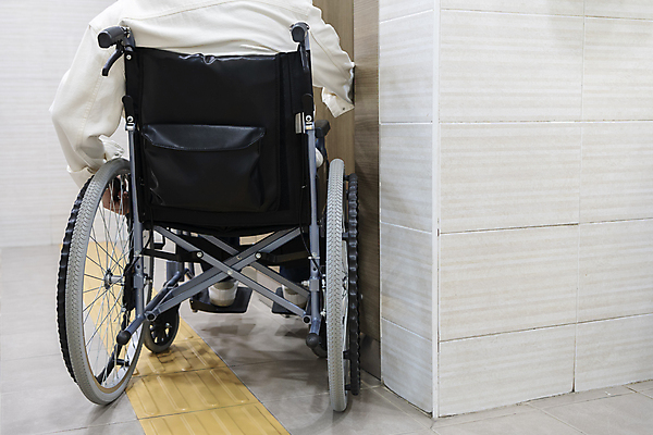 포토 JPG 라이프스타일 남자 실내 한명 앉기 상반신 20대 성인 뒷모습 문 한국인 환자 밀기 장애인 사회복지 휠체어 화장실 좁은 장애 어려움 성인남자한명만 불편함 국내포토 1 뷰포인트 의학 모션 사람 동양인 청년 내부 생활 감각 복지 남자한명만 성인남자만 파일형식