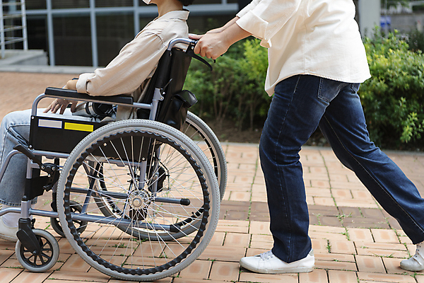 포토 JPG 주간 전신 라이프스타일 여자 남자 이동 앉기 상반신 20대 성인 야외 두명 옆모습 한국인 환자 하반신 잡기 밀기 장애인 사회복지 휠체어 오르기 요양 보호자 오르막 장애 비장애인 성인만 국내포토 자연요소 뷰포인트 컨셉 의학 모션 사람 동양인 청년 생활 간호 복지 파일형식