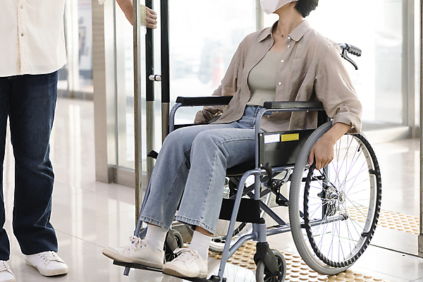 포토 JPG 라이프스타일 여자 남자 실내 서기 앉기 상반신 20대 성인 두명 앞모습 옆모습 문 한국인 환자 하반신 잡기 도움 오픈 장애인 사회복지 휠체어 양보 요양 보호자 장애 배려 비장애인 성인만 국내포토 뷰포인트 컨셉 의학 모션 사람 동양인 청년 내부 생활 간호 복지 파일형식