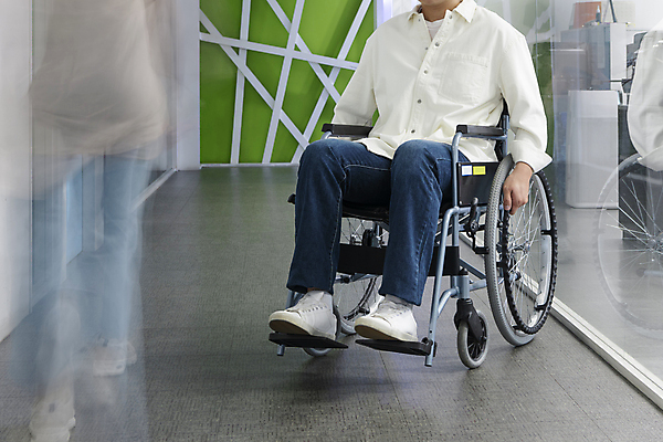 포토 JPG 전신 여자 남자 비즈니스 실내 앉기 상반신 20대 성인 두명 앞모습 뒷모습 비즈니스라이프 사무실 걷기 한국인 하반신 구직 비즈니스맨 비즈니스우먼 복도 장애인 사회복지 휠체어 장애 비장애인 성인만 장애인취업 국내포토 라이프스타일 뷰포인트 컨셉 모션 사람 동양인 청년 내부 직장인 복지 파일형식