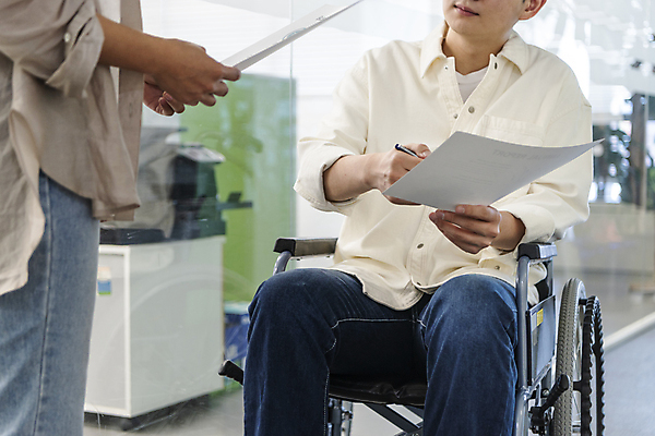 포토 JPG 여자 남자 비즈니스 회의 실내 대화 들기 앉기 상반신 20대 성인 두명 앞모습 옆모습 비즈니스라이프 사무실 한국인 구직 비즈니스맨 비즈니스우먼 장애인 사회복지 휠체어 문서 장애 비장애인 성인만 장애인취업 국내포토 라이프스타일 뷰포인트 컨셉 모션 말하기 사람 동양인 청년 내부 직장인 복지 파일형식