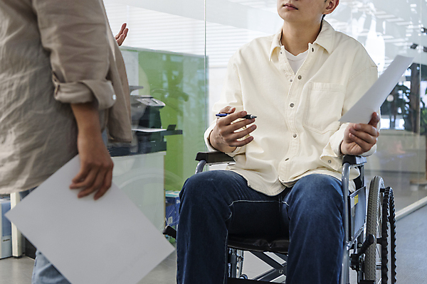 포토 JPG 여자 남자 비즈니스 회의 실내 대화 들기 앉기 상반신 20대 성인 두명 앞모습 옆모습 비즈니스라이프 사무실 한국인 구직 비즈니스맨 비즈니스우먼 장애인 사회복지 휠체어 문서 장애 비장애인 성인만 장애인취업 국내포토 라이프스타일 뷰포인트 컨셉 모션 말하기 사람 동양인 청년 내부 직장인 복지 파일형식