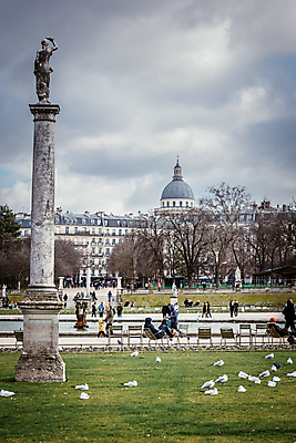 포토 JPG 주간 구름 해외풍경 유럽풍경 조류 하늘 휴식 여러명 야외 조각상 프랑스 군중 파리_프랑스 흐림 뤽상부르공원 야외의자 국내포토 자연요소 동물 해외 공원 유럽 다수 컨셉 의자 날씨 사람 풍경 조형물 파일형식