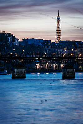 포토 JPG 해외풍경 유럽풍경 하늘 유럽건축 사람없음 야외 건물 빛 일몰 프랑스 야간 에펠탑 파리_프랑스 센강 예술의다리 국내포토 자연요소 해외 건축물 유럽 서양건축 풍경 강 노을 다리_건축물 파리 랜드마크 파일형식