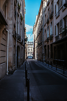 포토 JPG 주간 해외풍경 유럽풍경 하늘 유럽건축 거리 사람없음 야외 건물 울타리 어둠 프랑스 골목길 파리_프랑스 국내포토 자연요소 해외 건축물 유럽 길 서양건축 풍경 담장 파일형식