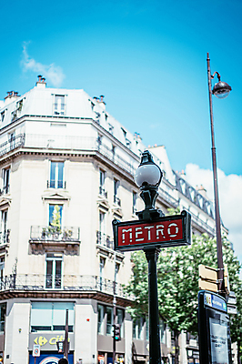 포토 JPG 주간 해외풍경 가로등 유럽풍경 하늘 사람없음 야외 건물 프랑스 표지판 파리_프랑스 전철역 국내포토 자연요소 해외 건축물 공공시설 유럽 알림판 풍경 역 파일형식