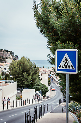 포토 JPG 주간 나무 해외풍경 도로 유럽풍경 하늘 사람없음 야외 건물 프랑스 보행로 도로표지판 해안도시 마르세유 까시스 국내포토 자연요소 식물 해외 건축물 유럽 길 교통시설 풍경 도시 표지판 파일형식