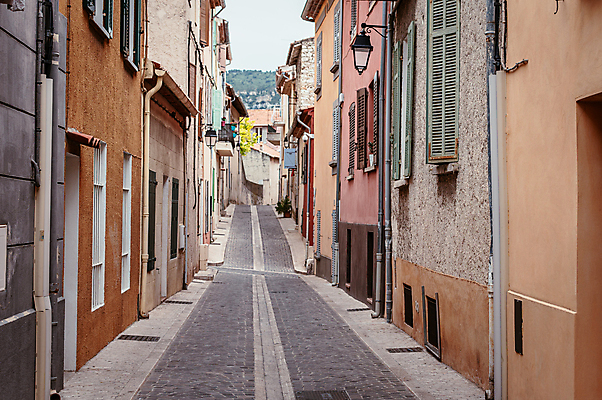 포토 JPG 주간 해외풍경 유럽풍경 주택 사람없음 야외 건물 프랑스 골목길 주택가 마르세유 까시스 남프랑스 국내포토 자연요소 해외 건축물 유럽 길 풍경 파일형식