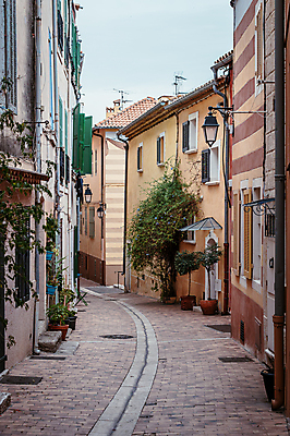 포토 JPG 주간 해외풍경 화분 유럽풍경 하늘 주택 사람없음 야외 건물 프랑스 골목길 주택가 마르세유 까시스 남프랑스 국내포토 자연요소 해외 건축물 유럽 길 풍경 파일형식