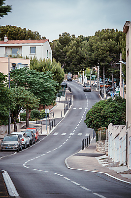 포토 JPG 주간 나무 해외풍경 도로 유럽풍경 자동차 거리 주택 사람없음 야외 건물 프랑스 보행로 횡단보도 주택가 마르세유 까시스 남프랑스 국내포토 자연요소 식물 해외 건축물 유럽 길 육상교통 교통시설 풍경 파일형식