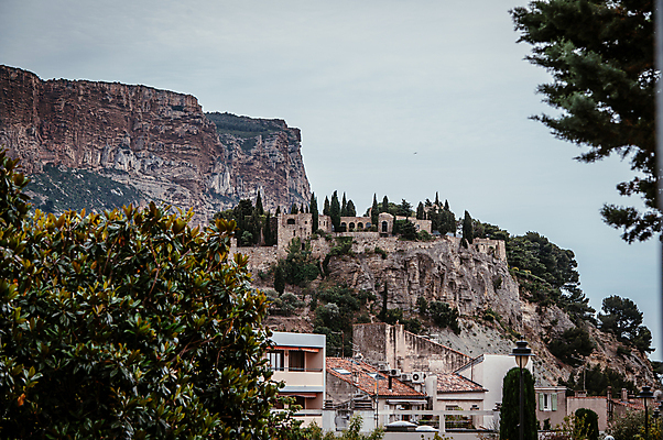 포토 JPG 주간 해외풍경 유럽풍경 유적지 나뭇잎 사람없음 야외 건물 절벽 프랑스 마르세유 까시스 남프랑스 국내포토 자연요소 해외 건축물 유럽 고건축 잎 풍경 파일형식