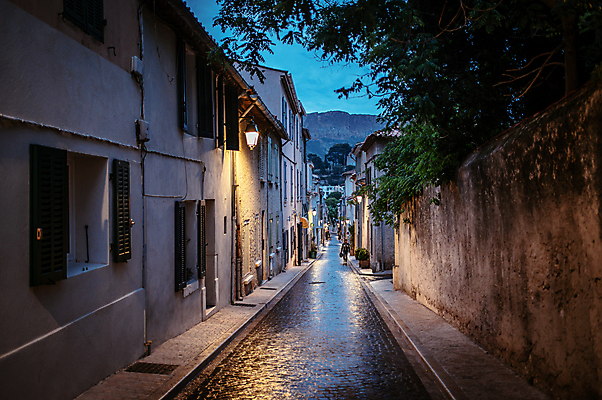 포토 JPG 해외풍경 가로등 유럽풍경 나뭇잎 주택 사람없음 야외 건물 빛 담장 프랑스 골목길 야간 주택가 마르세유 까시스 남프랑스 국내포토 자연요소 해외 건축물 공공시설 유럽 길 잎 풍경 파일형식