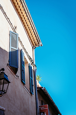 포토 JPG 주간 해외풍경 유럽풍경 창문 하늘 주택 그림자 사람없음 야외 맑음 프랑스 마르세유 까시스 남프랑스 국내포토 자연요소 해외 유럽 날씨 풍경 건물 파일형식