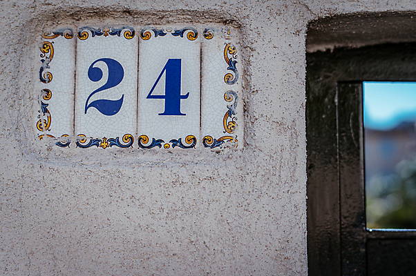 포토 JPG 주간 해외풍경 벽 유럽풍경 사람없음 야외 숫자 문 프랑스 타일 마르세유 표기 주소판 까시스 남프랑스 국내포토 자연요소 문자 해외 유럽 풍경 기록 표지판 파일형식