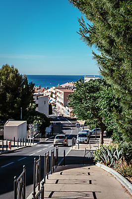 포토 JPG 나무 해외풍경 도로 유럽풍경 자동차 하늘 아침 사람없음 야외 건물 울타리 맑음 프랑스 보행로 지중해 해안도시 마르세유 까시스 남프랑스 국내포토 주간 식물 해외 건축물 유럽 길 육상교통 바다 교통시설 날씨 풍경 담장 도시 파일형식